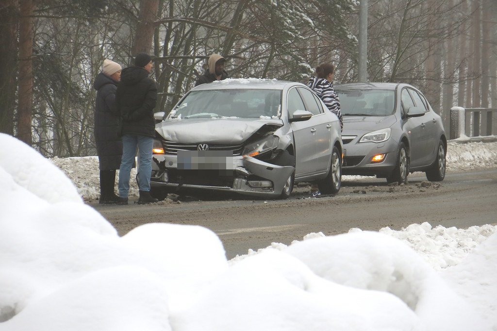 Drivers exchanging insurance information after a car accident in Maryland